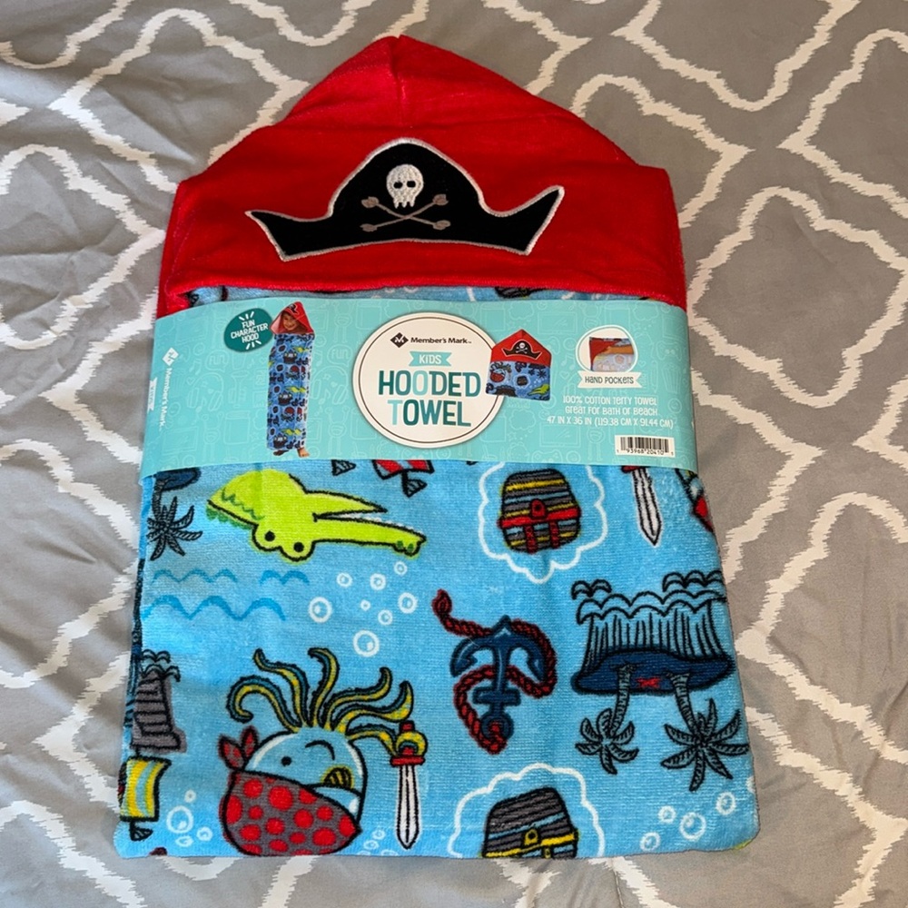 Member's Mark Kids Pirate Hooded Towel - Red and Blue
